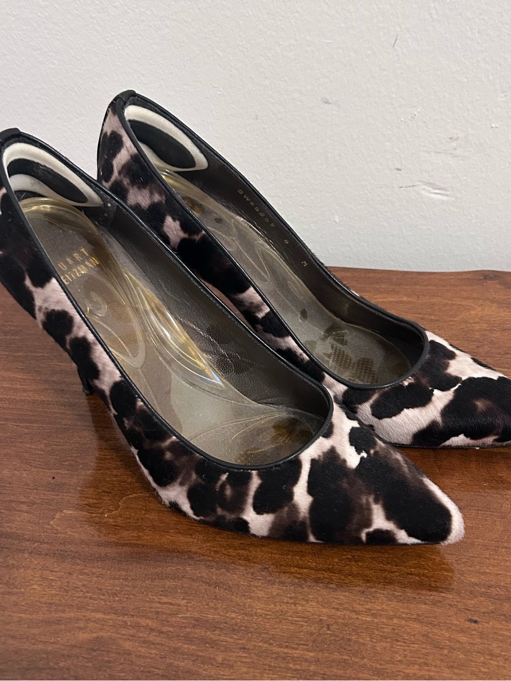❤️MAKE OFFER❤️ Stuart Weitzman Leopard Animal Print Pointed Toe Heels Size 8 - Picture 2 of 9